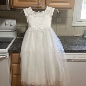 Gorgeous White communion/flower girl dress. Worn only once and looks brand new